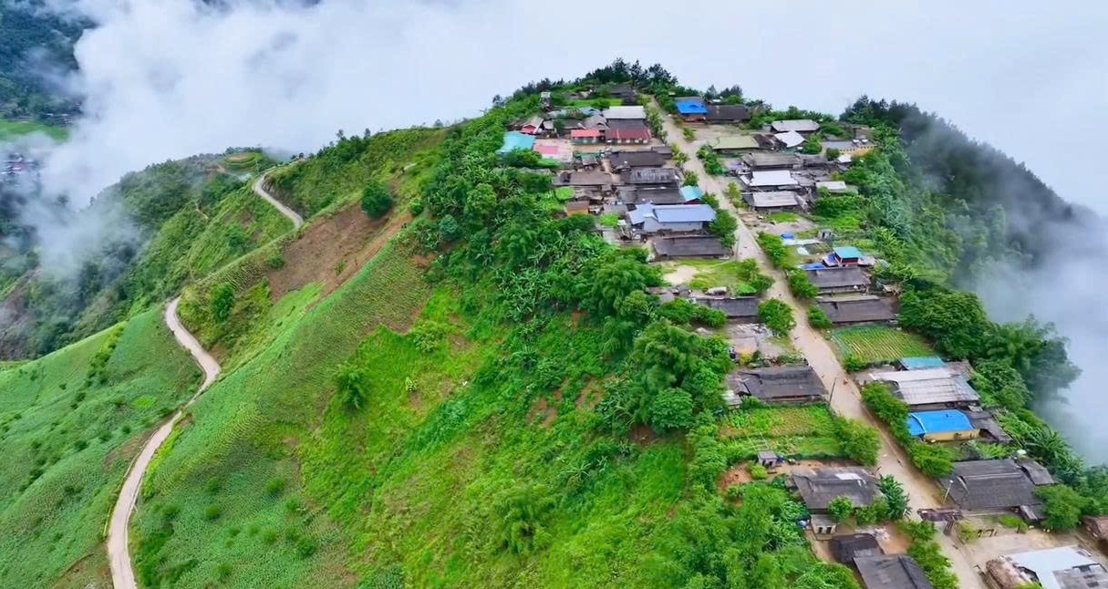 ban-lang-tren-dinh-nui-o-yen-bai-may-phu-bong-benh-dep-nhu-tien-canh-92575